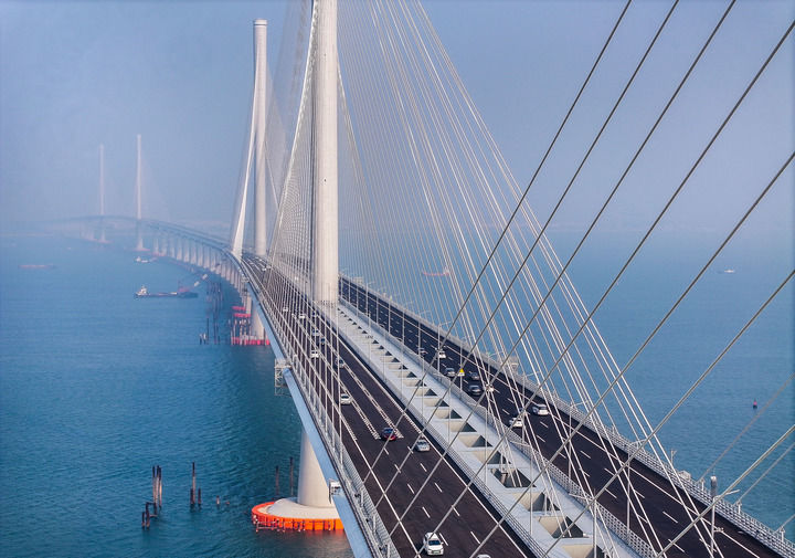 2024年12月11日，黄茅海跨海通道正式通车后，车辆行驶在黄茅海大桥上（无人机照片）。记者 刘大伟 摄