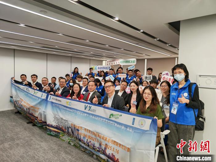 香港特区政府民政及青年事务局创新创业基地验资助计划下的“香港青年成就梦想—粤港澳大湾区创新创业基地体验资助计划”15日于香港举行启动礼。   4月15日，“香港青年成就梦想—粤港澳大湾区创新创业基地体验资助计划”在香港举行启动礼。(主办方供图) 　　主办方介绍，2019年5月，香港特区政府民政及青年事务局青年发展委员会推出“大湾区创客创业体验营”资助计划，并于2023年正式启动，当时有30人参与。此次计划吸引众多香港青年参与，两个团共80位青年入选。  　　启动礼上，“两岸三地青少年交流促进会”永远荣誉主席谭耀宗与中央人民政府驻香港特别行政区联络办公室(中央政府驻港联络办)新界工作部处长李成德共同为第一团(广州、佛山、中山和珠海)授旗；港区全国人大代表、“两岸三地青少年交流促进会”永远名誉主席林至颖与深圳市福田区青年联合会名誉主席黄睿共同为第二团(深圳和珠海)授旗。  　　谭耀宗致辞表示，粤港澳大湾区是国家发展战略的关键组成部分，为香港青年搭建了广阔的发展平台。香港青年应积极融入国家发展大局，充分利用粤港澳大湾区在科技智能、人工智能等领域的独特优势，希望青年通过此次活动，为自身未来发展积累经验。  　　“两岸三地青少年交流促进会”常务副会长兼体验团团长王荣平介绍，此次体验团将分两团出发，第一团在4月22日至26日进行，第二团时间为5月12日至16日。成员会走访广州、深圳等城市的创客基地与高新技术企业，了解粤港澳大湾区发展规划和基地运营情况。未来，该计划持续扩大规模，推动更多香港青年投身粤港澳大湾区建设?；够崃掀笠导摇⒆姨峁┮欢砸淮匆抵傅?，协助对接内地产业链、投融资机构与政策，降低创业门槛。  　　中冶集团香港公司人力资源部经理王立表示，期待参与活动的香港青年们深入粤港澳大湾区内地城市创新创业，并收获佳绩。  　　香港浸会大学创新、转化及政策研究院经理童祁表示，高等院校已成为推动产业创新的重要主体，香港为创新创业者营造大量发展机遇，通过制度创新、资源整合及国际化平台建设，全方位赋能新兴产业生态的培育与发展。  　　青年代表苏智宏表示，自己曾参加过往体验团活动，收获颇丰。粤港澳大湾区市场潜力巨大，需要亲身探索。这次计划为大家提供了“第一桶金”和宝贵的人脉网络，让香港青年能更自信地迈出创新创业第一步