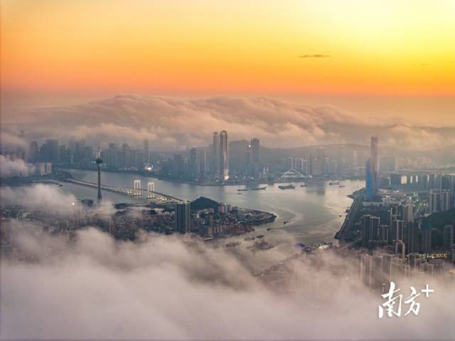 日落时分，俯瞰云海下的澳门与横琴金融岛。南方+拍客 陈烁明 摄
