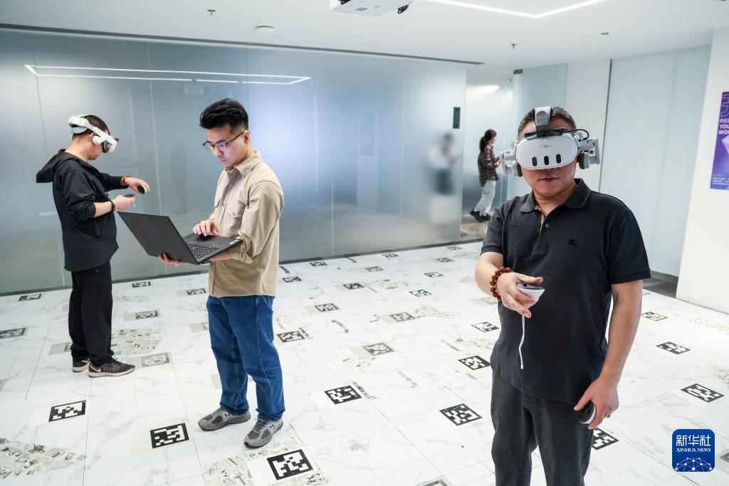 在位于深圳市南山区的元象科技实验室，研发人员进行VR设备测试（3月4日摄）。