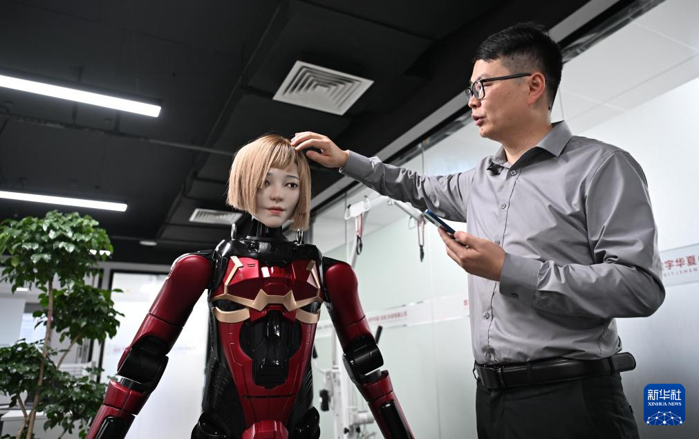 在数字华夏（深圳）科技有限公司，工作人员展示人形机器人夏澜（3月27日摄）。