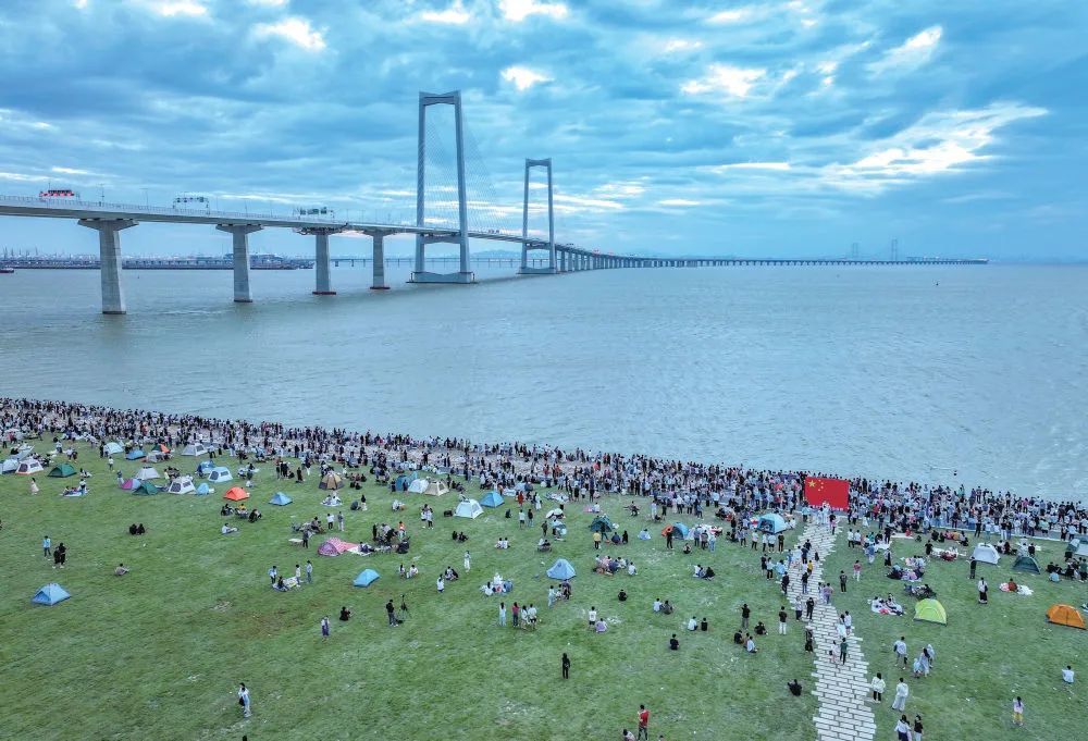 2024年10月，广东中山，市民在深中通道起步点大草坪等待日出