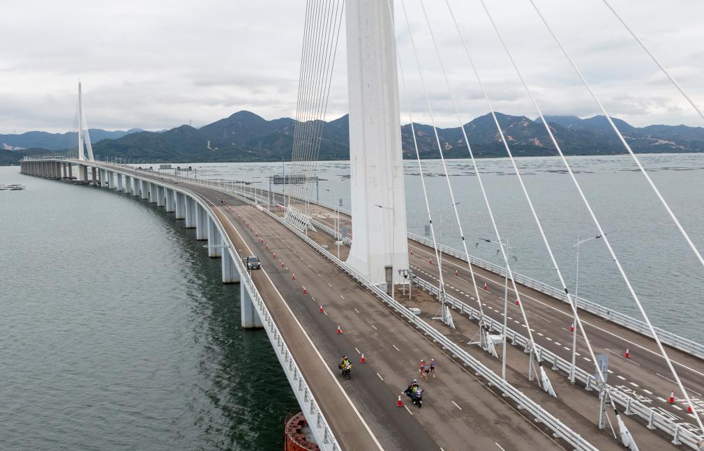  2月23日，运动员跑在深圳湾大桥上（无人机照片）。当日，2025深港马拉松赛暨第十五届全国运动会田径（马拉松）测试赛开跑。新华社记者 毛思倩 摄