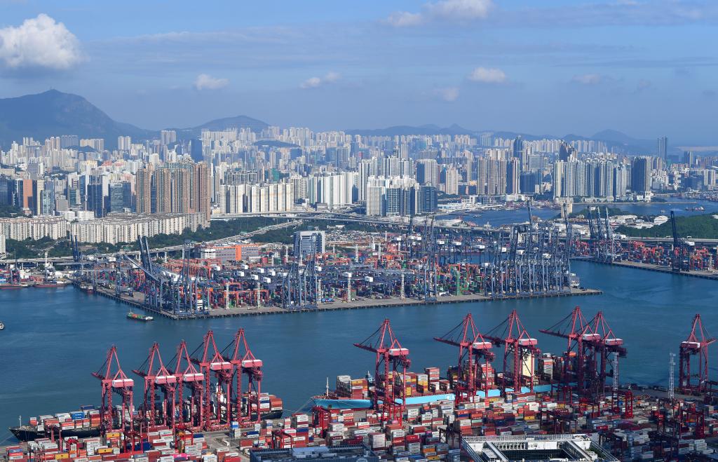 这是2024年9月17日拍摄的香港货柜码头。新华社记者 陈铎 摄