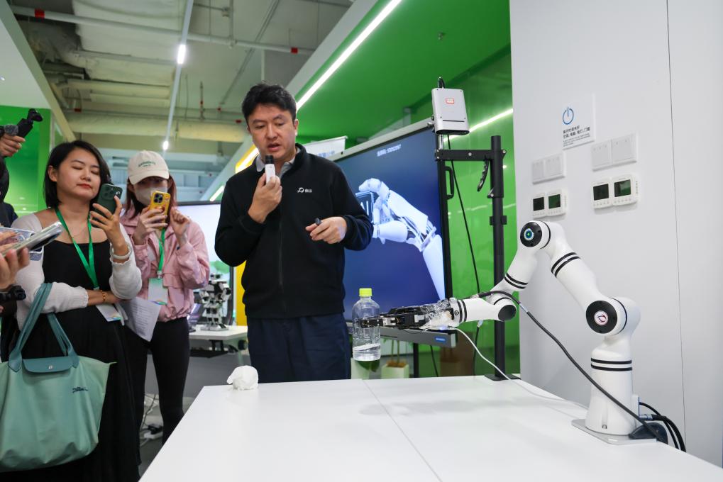  4月23日，他山科技CEO马扬展示公司产品在机器人领域的应用。新华社记者 梁旭 摄